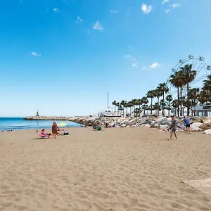 Puerto Marinero En El Puerto Marina De En El Corazón De La Costa Del Sol. Benalmádena